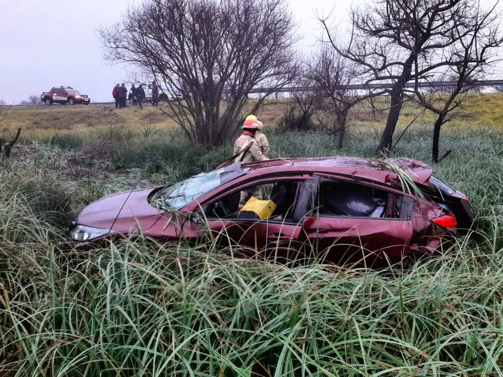 Autovía 12: Tres ocupantes de una camioneta volcó en zona de un bañado