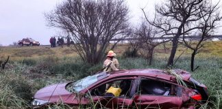 Autovía 12: Tres ocupantes de una camioneta volcó en zona de un bañado