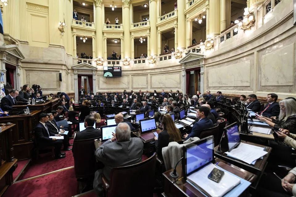 Tras el escándalo, los senadores dan marcha atrás con su aumento