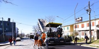 Comenzó a aplicarse la cinta asfáltica en calle Balbín