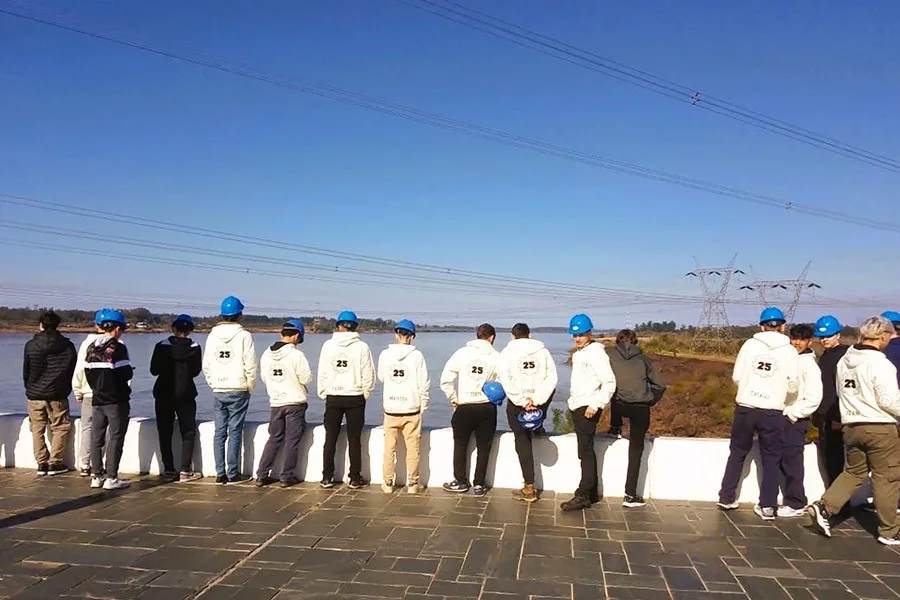 Alumnos de la Escuela Técina Zubiaur de Basavilbaso visitaron la represa de Salto Grande