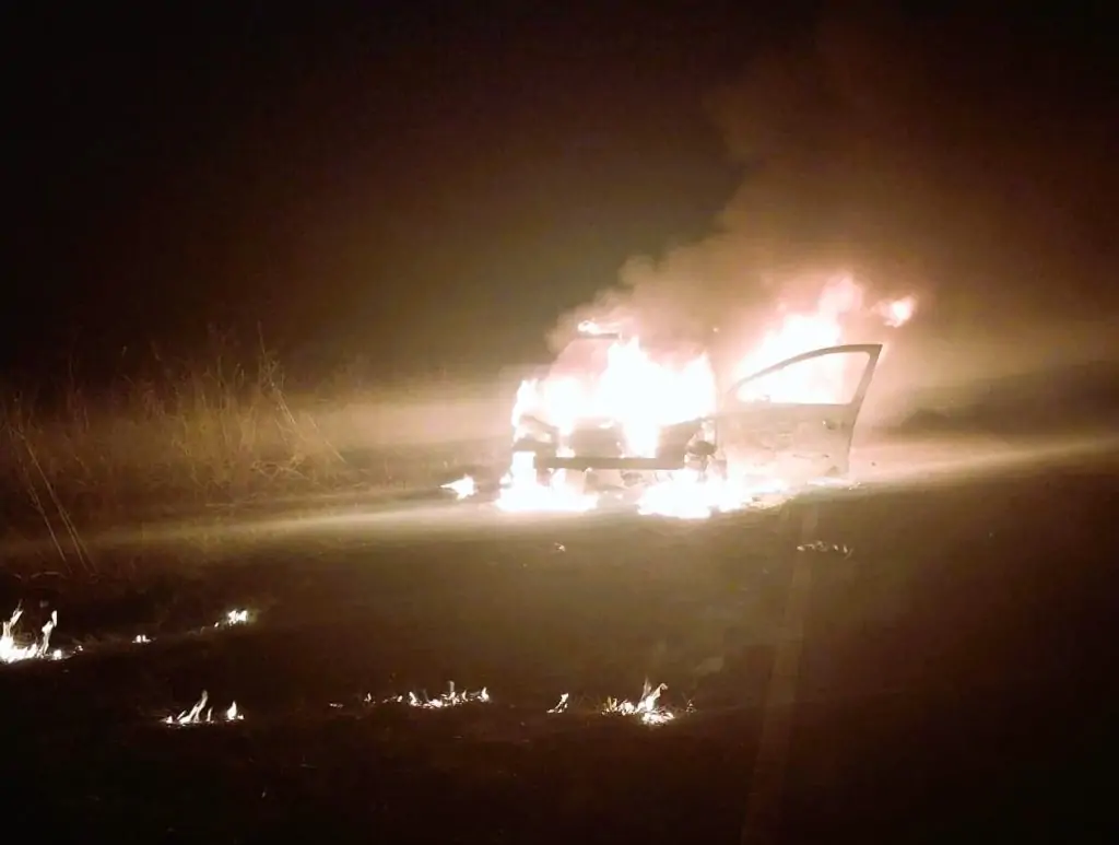 Ruta 20: Un vehículo se consumió por las llamas a raíz de una falla mecánica