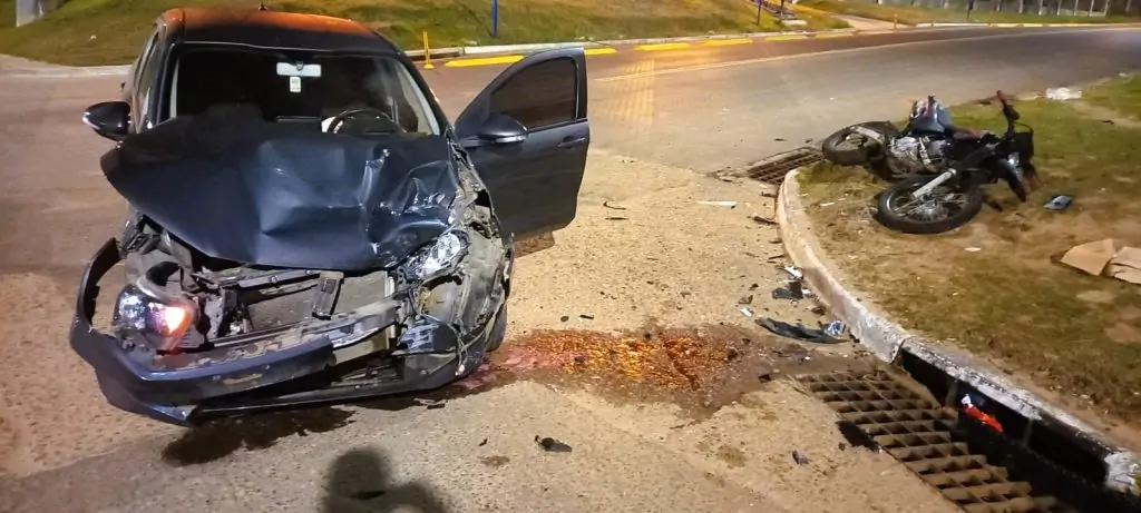 Choque entre un automóvil y una motocicleta deja dos heridos con lesiones graves