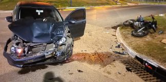 Choque entre un automóvil y una motocicleta deja dos heridos con lesiones graves