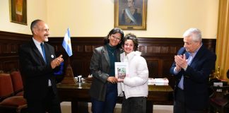 Colegio del Uruguay: entregaron ejemplares a escritores del libro por su 175° aniversario