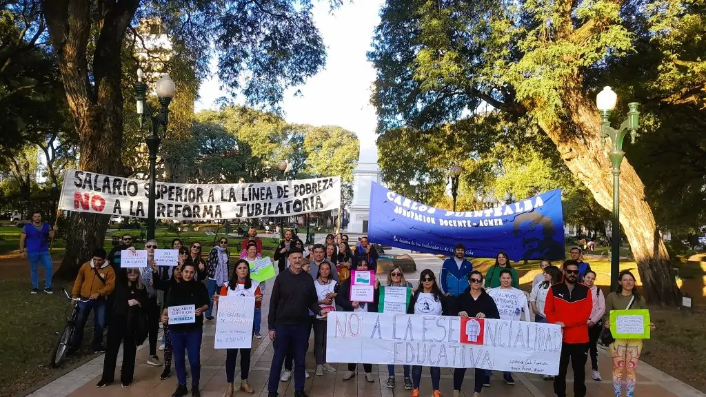 Docentes marcharon en contra de la Esencialidad Educativa