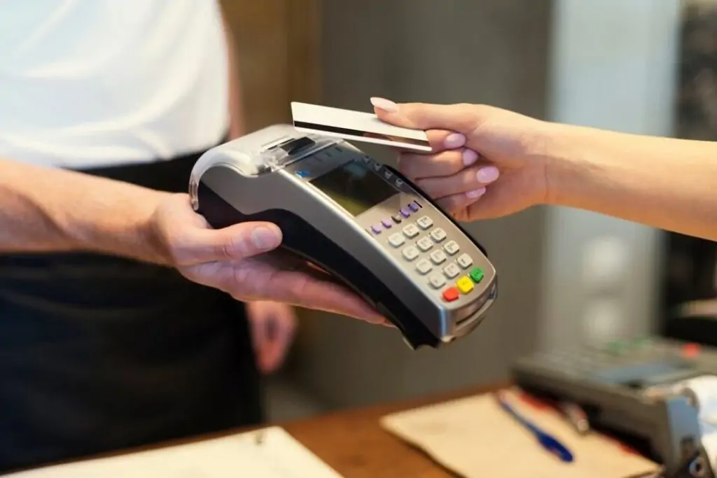 Compras con tarjeta: Economía dispuso cambios fundamentales para los comercios