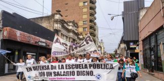 La docencia realizó una multitudinaria marcha contra los gobiernos de Frigerio y Milei
