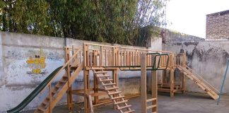 Estudiantes de carpintería de La Paz construyen juegos para niños de jardín de infantes