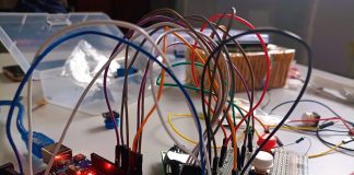 Estudiantes fabrican un timbre automático para su escuela