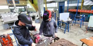 La escuela integral de Colón tiene nuevos juegos fabricados por estudiantes de la técnica Quirós