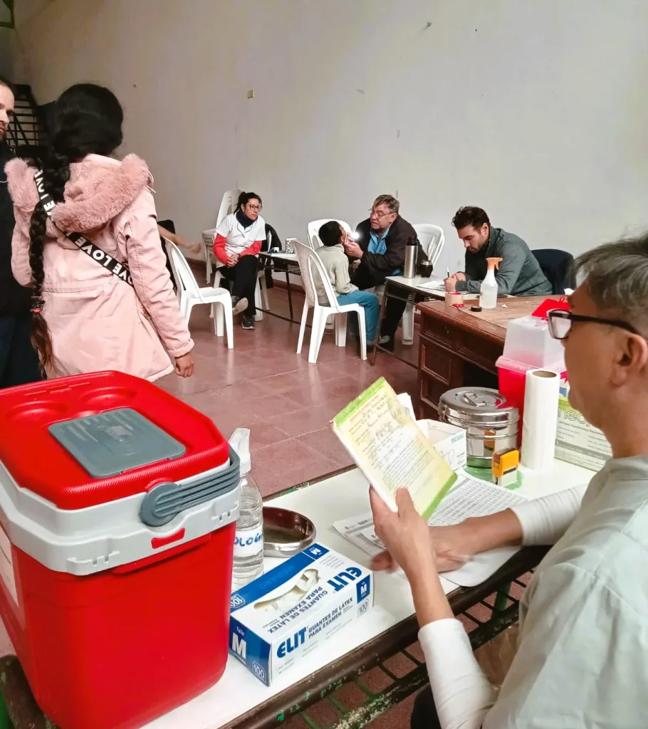 De manera gratuita, controlan la salud de los niños que ingresan a la escuela