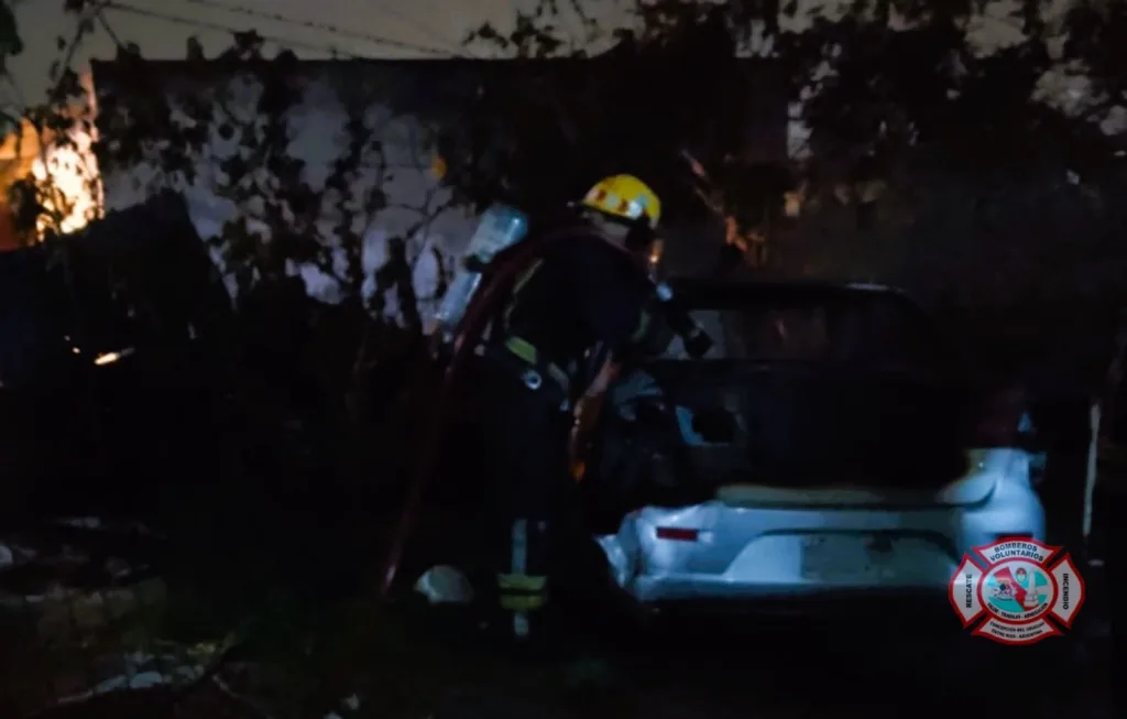 Se incendió un vehículo en el Barrio Zapata