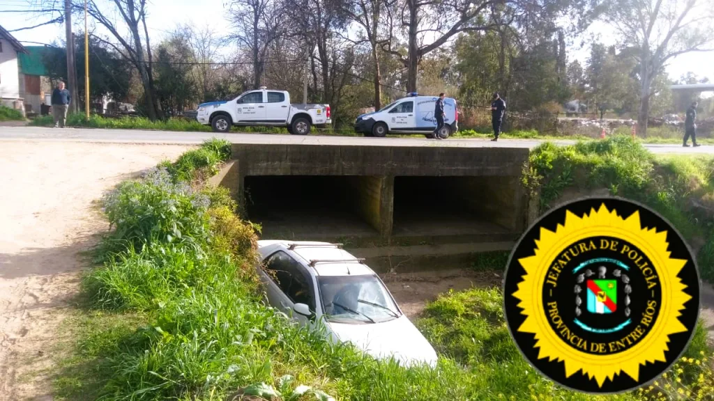 Choque entre un tractor y un automóvil el auto terminó en el zanjón