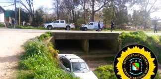 Choque entre un tractor y un automóvil el auto terminó en el zanjón