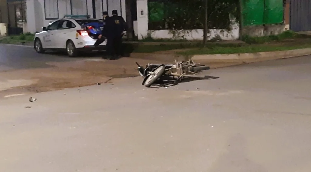Siniestro vial en Bvard Yrigoyen y Congreso de Tucumán: Motociclistas sufren graves lesiones tras colisión