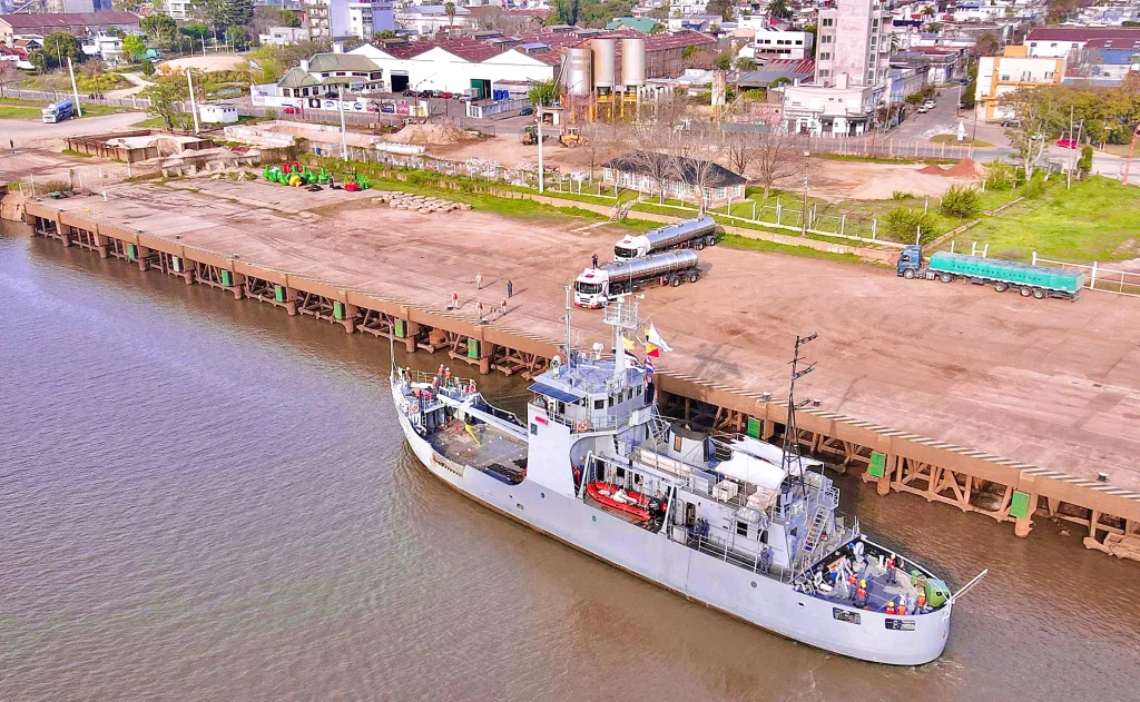 Se está haciendo el mantenimiento del balizamiento del río Uruguay