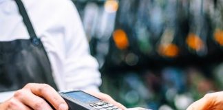 Los comercios están obligados a acercar los posnet a los clientes