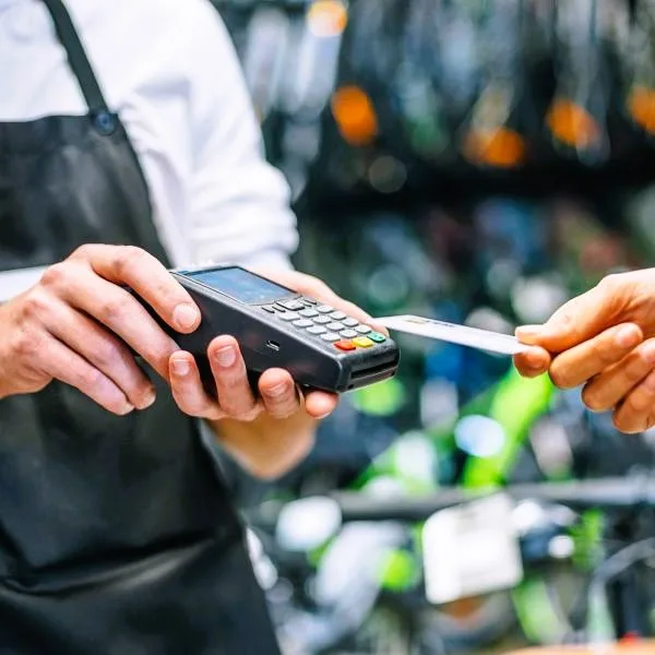 Los comercios están obligados a acercar los posnet a los clientes