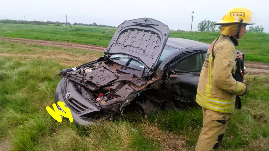 Ruta 14: Un vehículo perdió el control, chocó contra el guardarraíl y volcó, iba una familia