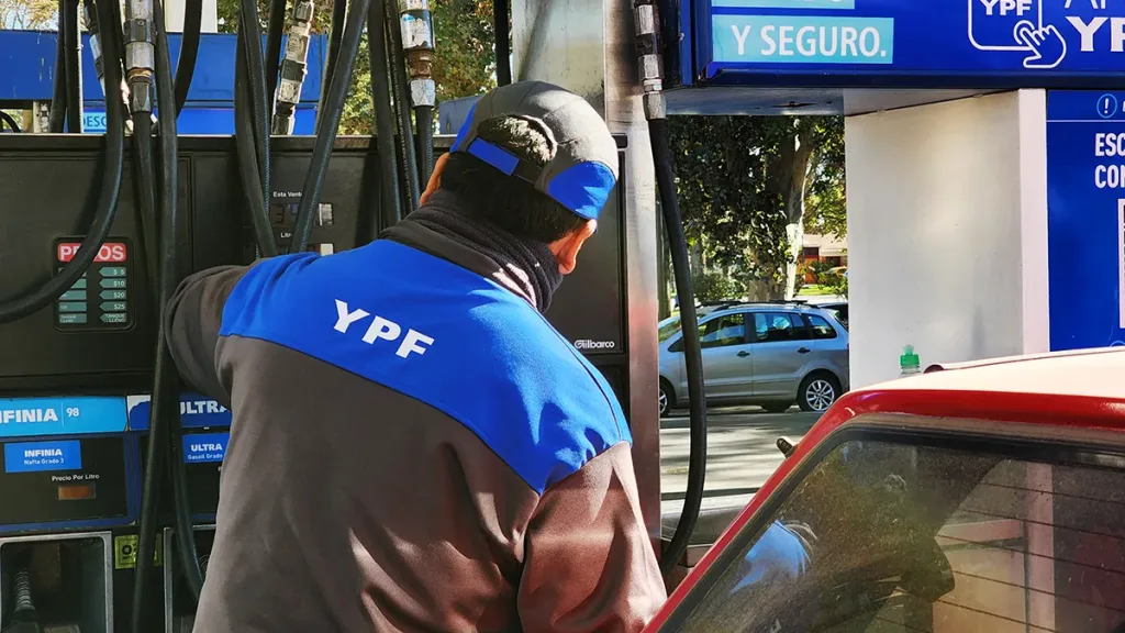 El domingo vuelven a aumentar la nafta y el gasoil