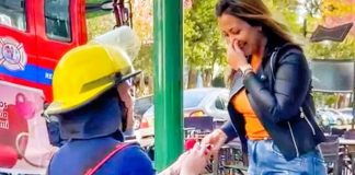Emotivo pedido de casamiento de un bombero en zona céntrica