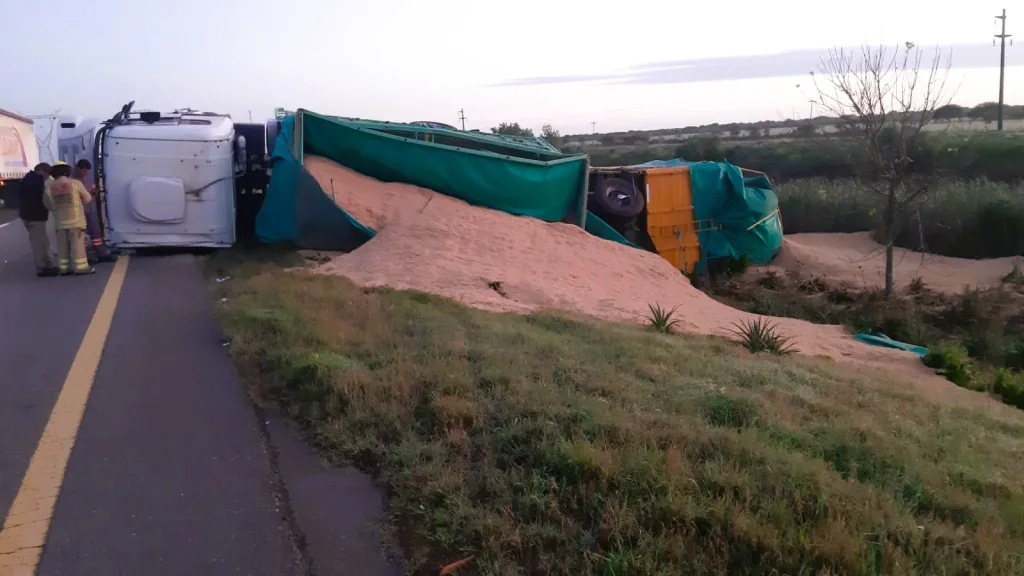 Vuelco de un camión en la autovía 14