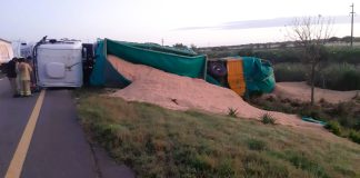 Vuelco de un camión en la autovía 14