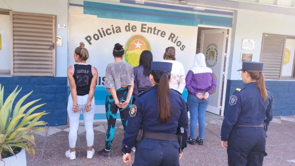 Violenta riña en una escuela de Hasenkamp deja una mujer gravemente herida