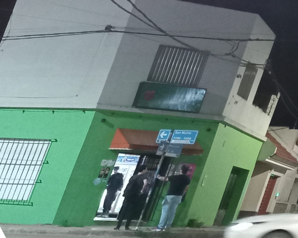 Robo a mano armada en un kiosco de San Martín y San Lorenzo: dos menores protagonizan el asalto