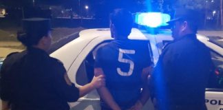 Personal policial detuvo a un hombre que intentaba robar una moto mientras su dueño jugaba al fútbol