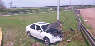 Un vehículo despistó en el ingreso a la ciudad de Federación