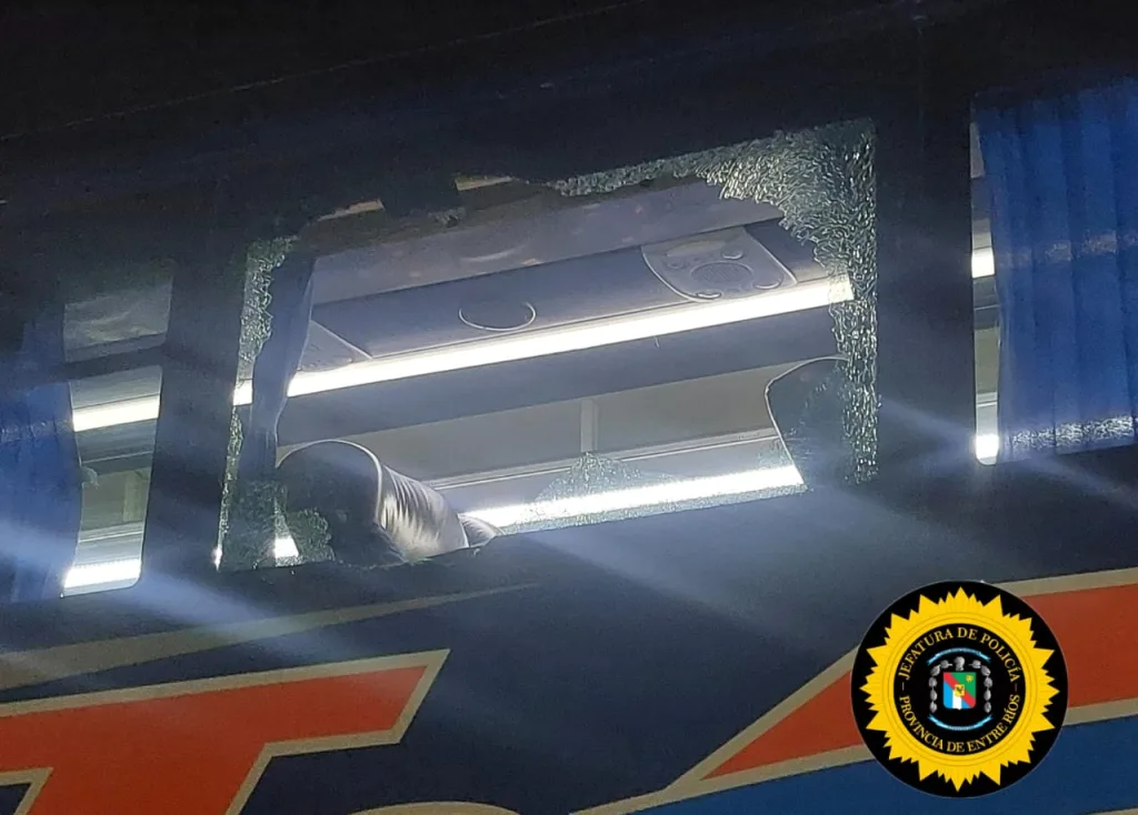 Un colectivo fue baleado en Ruta Nacional 12; una pasajera resultó herida