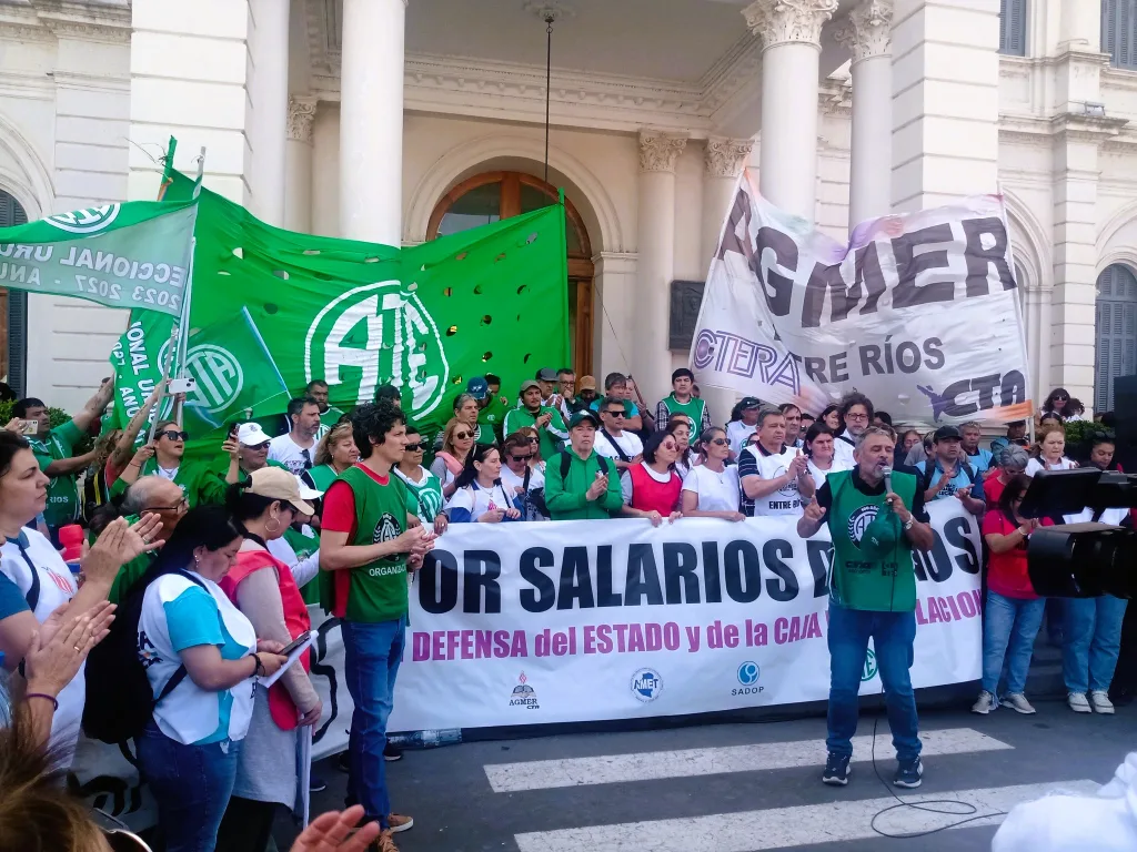 Masiva Movilización de Estatales y Docentes en Paraná por Salarios Dignos