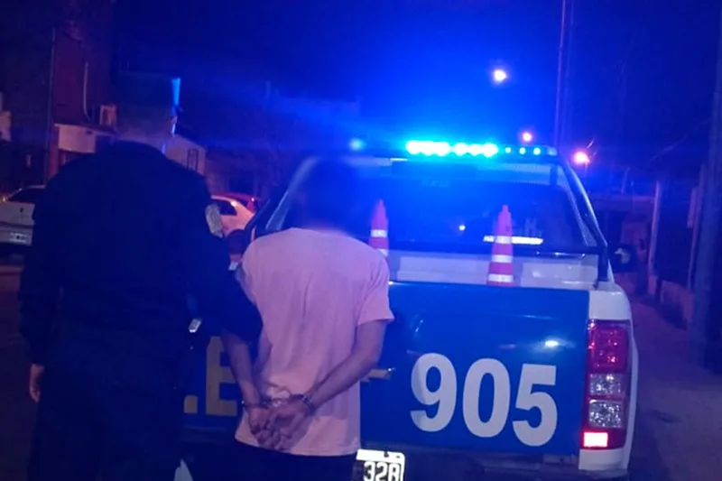 Barrio 100 Viviendas: Joven Detenido por Privación Ilegítima de la Libertad y Amenazas