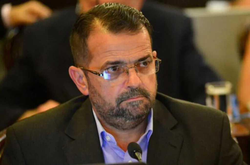 Kneeteman: “El gobierno cumple con los docentes y la respuesta del gremio son paros, escraches y agresiones”