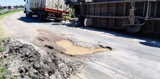 Volcó camión en el rulo y reaviva reclamos por el mal estado de ingreso a la ciudad