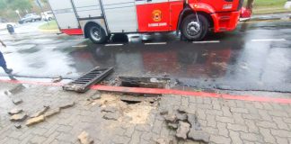 Rescatan a un hombre en situación de calle atrapado bajo las alcantarillas