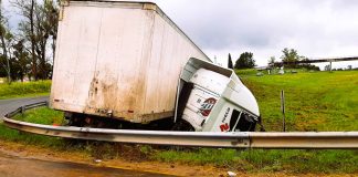 Camión despistó en la Ruta 14 y terminó en el cantero central del puente peatonal del km 134
