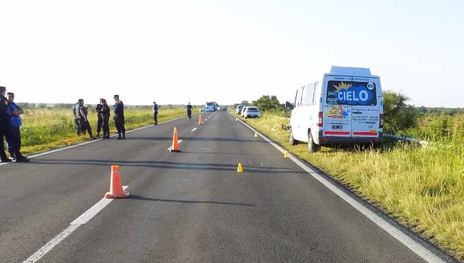 Ruta 12: Un hombre a bordo de una moto perdió la vida al ser impactado por una combi