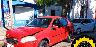 Conductor ebrio provoca accidente en la ciudad: impacta dos autos estacionados y es detenido