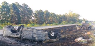 Una camioneta había volcado y un segundo vehículo se detuvo para auxiliar, ambos quedaron atrapados por las llamas