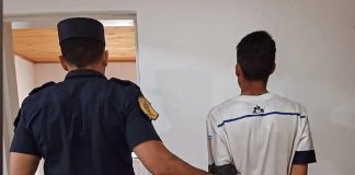 La policía detiene a un delincuente en los techos de una vivienda en Barrio Sta Teresita