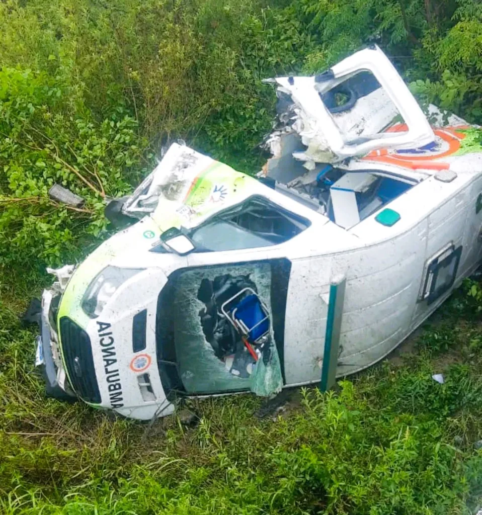 RN12: Una ambulancia de Santa Elena despistó y cayó desde un puente