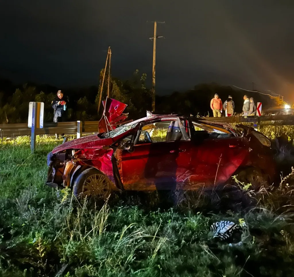 Un violento accidente se registró esta madrugada en el acceso a La Paz, cuando un vehículo impactó contra el guardarraíl.