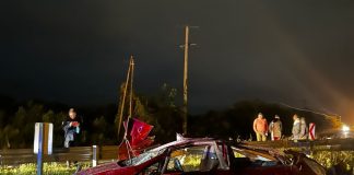 Un violento accidente se registró esta madrugada en el acceso a La Paz, cuando un vehículo impactó contra el guardarraíl.