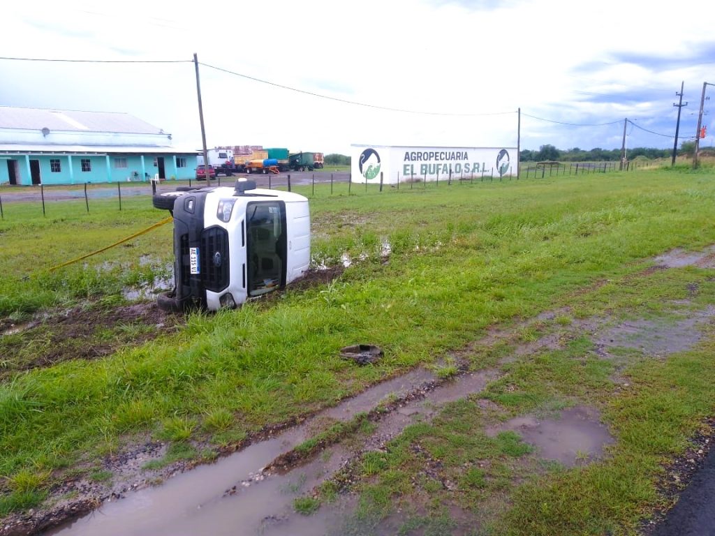 Ruta Nacional 12: Un furgón volcó por las inclemencias climáticas