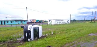 Ruta Nacional 12: Un furgón volcó por las inclemencias climáticas