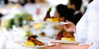 Capacitarán gratuitamente a quienes trabajan como mozos