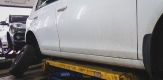 Un mecánico reparaba una camioneta y esta se le cayó encima; sufrió lesiones graves